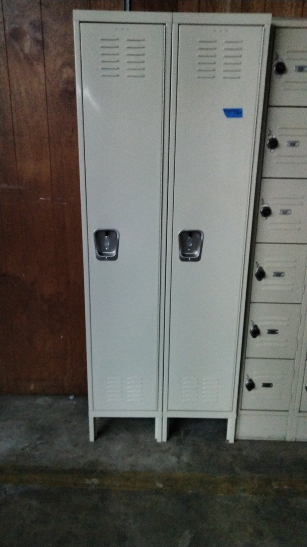 Vertical lockers