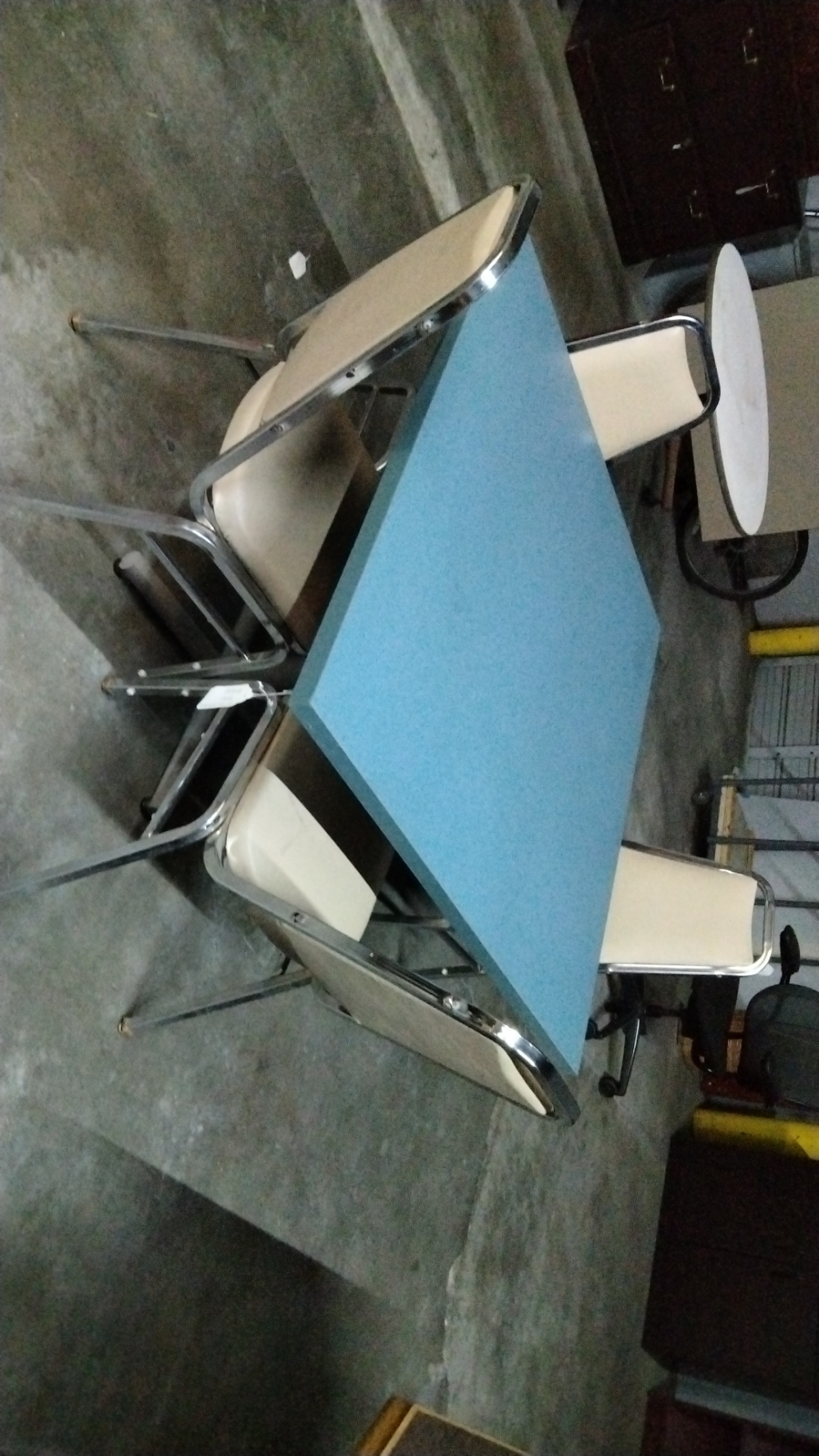  Sqaure laminate table