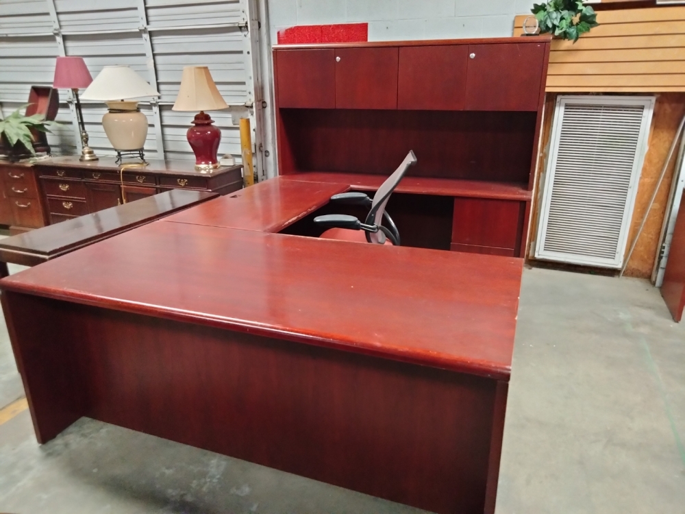  Ushaped desk w/hutch