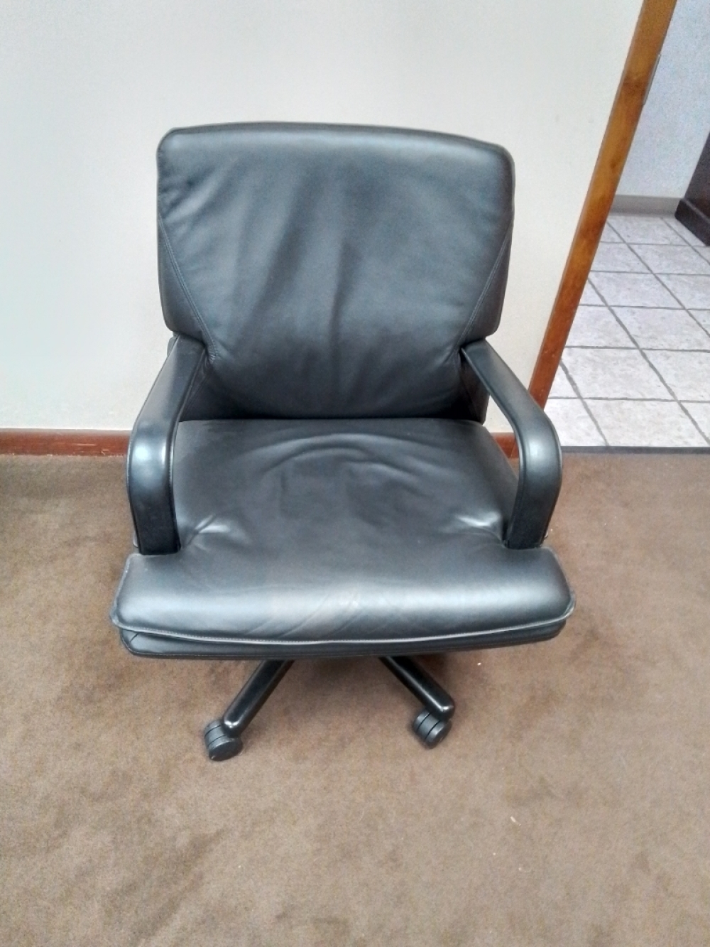  Black leather chair Geiger
